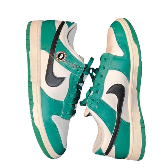 NIKE Lottery Dunks - Picture 2 of 3